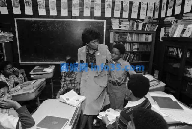 玛瓦·柯林斯(Marva collins)是一名小学女教师，在芝加哥黑人区从事小学教育长达半个世纪。里根总统和老布什总统都邀请马尔瓦加入联邦政府担任教育部长，但马尔瓦拒绝了。她说，我属于教室。