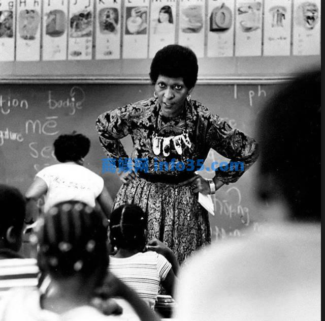 玛瓦·柯林斯(Marva collins)是一名小学女教师，在芝加哥黑人区从事小学教育长达半个世纪。里根总统和老布什总统都邀请马尔瓦加入联邦政府担任教育部长，但马尔瓦拒绝了。她说，我属于教室。