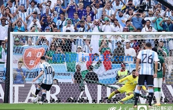 卡塔尔2022足球世界杯爆出最大冷门？阿根廷1比2遭沙特逆转，梅西点射后迷失。